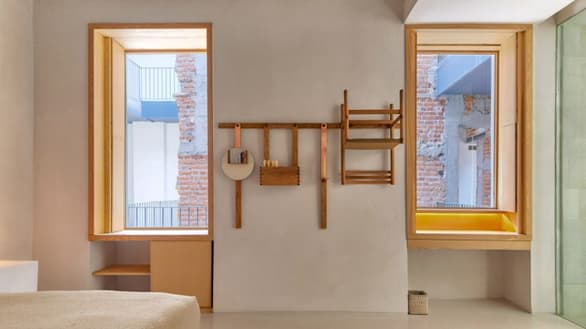 Shaker style bedroom with peg rail